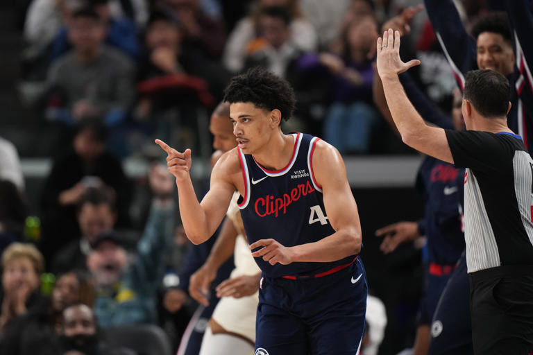 快船记者：快船现在的首要目标是处理掉保罗的合同，为科比·桑德斯提供一份标准合同