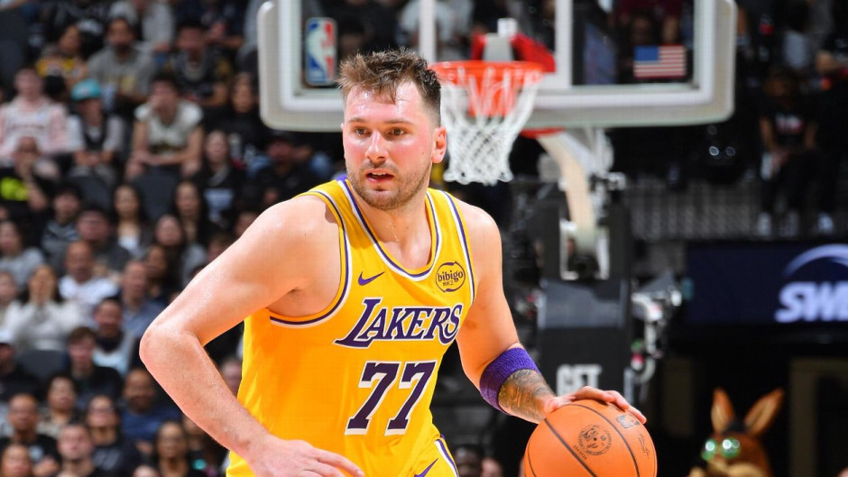 东契奇:本场赛前腹股沟与大腿部位出现不适感,会根据明天早晨的身体情况决定是否出战背靠背 东契奇:本场赛前腹股沟与大腿部位出现不适感,会根据明天早晨的身体情况决定是否出战背靠背