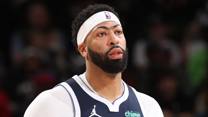 美记：戴维斯左手韧带损伤且归期未定，外界认为本赛季戴维斯不会被纳入任何交易讨论