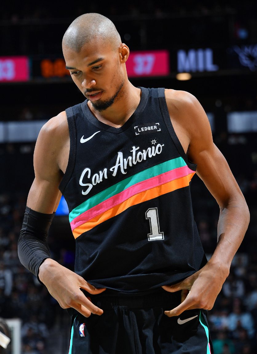 王者归来取大胜！光头文班22+10完压字母 膝盖被撞后5记三分超准