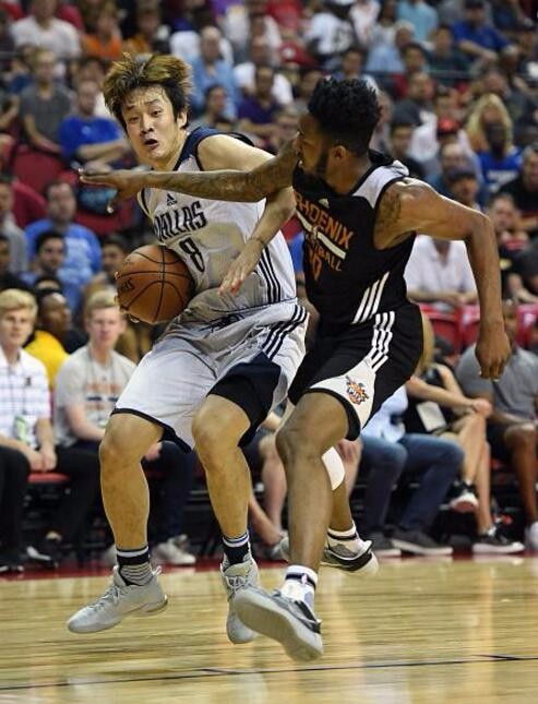 【NBA精彩視頻集錦 小牛vs太陽(yáng) 】丁彥雨航5分鐘砍8分 秀夢(mèng)幻腳步