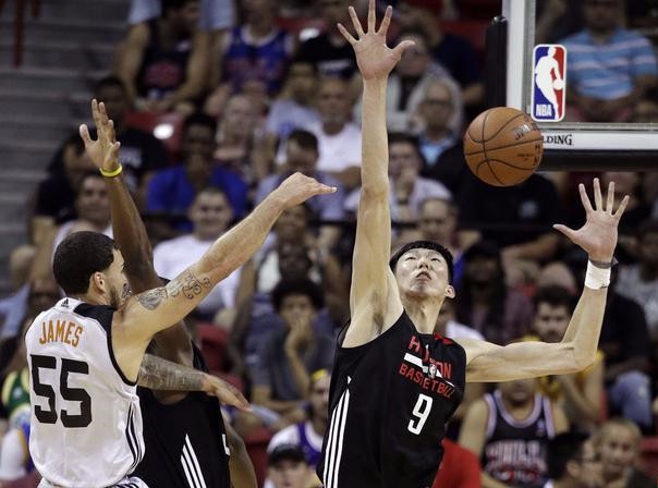 【NBA精彩视频集锦 火箭vs太阳】超长臂展!杰克逊三分被周琦血帽伺候