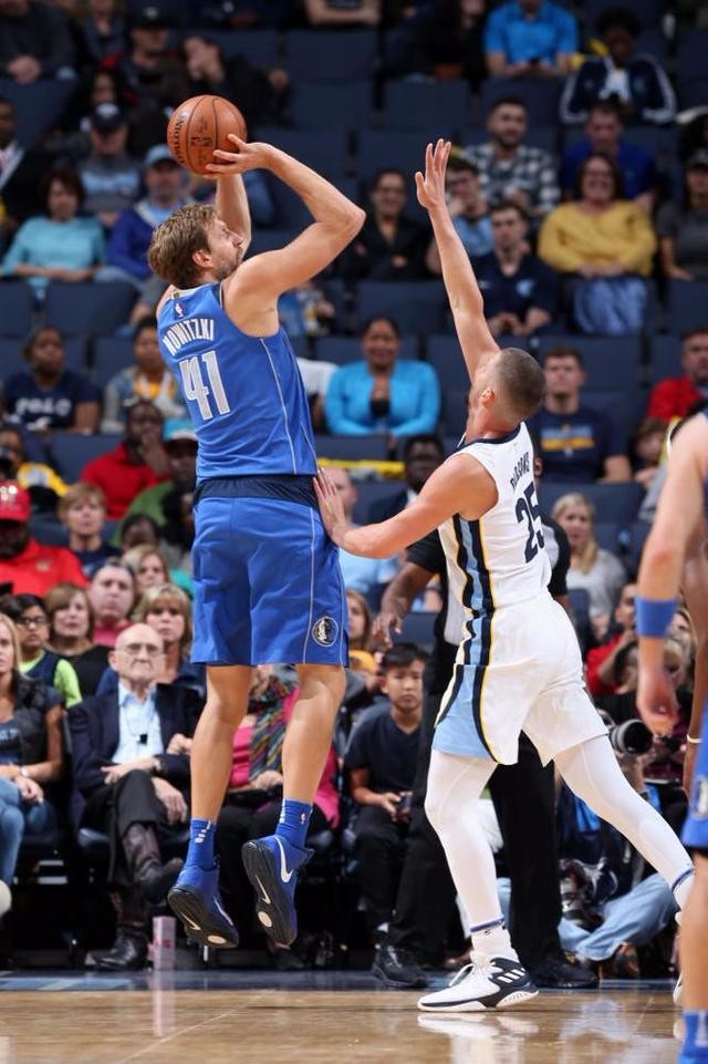 【灰熊vs小牛 NBA录像回放】 小加砍25+13 诺维斯基迎生涯里程碑