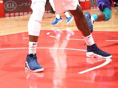 NBA每日上脚战靴：汤神大爆发狂砍43分，哈雷尔配色特别