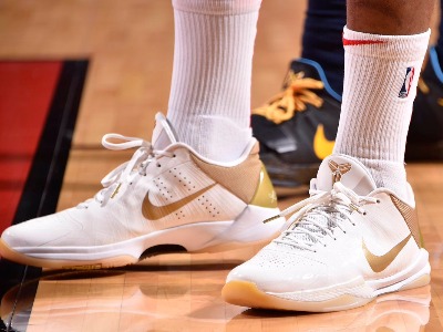 NBA每日上腳戰(zhàn)靴：哈登32+14再創(chuàng)1紀(jì)錄，庫(kù)茲馬配色亮眼