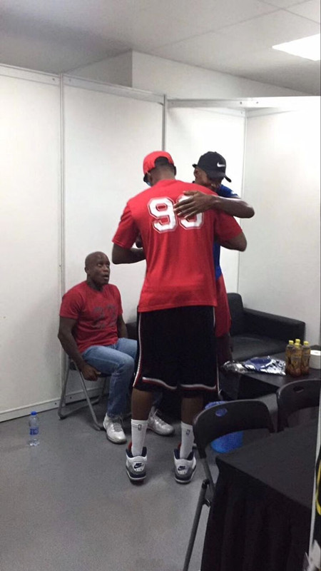 一笑泯恩仇!皮尔斯中国行拥抱雷-阿伦-球迷屋